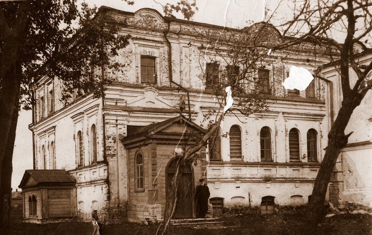 Здание губернского архива в бывшем Казанском монастыре. Источник: ГАРО 