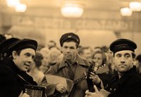 Валерий Золотухин, Борис Буткеев, Владимир Высоцкий в фойе театра на Таганке перед спектаклем «Десять дней, которые потрясли мир». 1965 год. Фото А. Стернина. Источник: архив ГБУК «Театр на Таганке» 