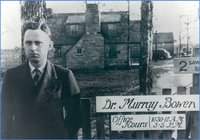 Доктор Мюррей Боуэн перед своим кабинетом, 1938 Теннесси / источник: The Murray Bowen Archives Project (murraybowenarchives.org)