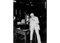 Томас Эдисон в своей библиотеке в Вест-Ориндже просматривает пленку домашнего проекционного кинетоскопа. Источник: Национальный исторический парк имени Томаса Эдисона, Нью-Джерси, США
