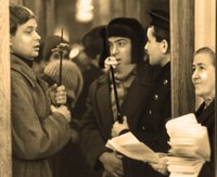 Актеры Арнольд Колокольников и Всеволод Соболев в образе красноармейцев заменяют билетеров у перед началом спектакля «Десять дней, которые потрясли мир» в Московском театре драмы и комедии на Таганке. 1965 год. Источник: Бахрушинский музей