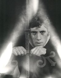 В.С. Высоцкий - Гамлет в спектакле «Гамлет» по пьесе У.Шекспира. Источник: Санкт-Петербургский государственный музей театрального и музыкального искусства.