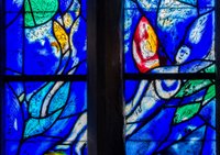 Ангел на одном из витражных окон Марка Шагала в Церкви всех Святых в Тудли, Кент, Англия