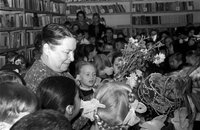 Детская поэтесса Агния Барто среди юных читателей в Алма-Ате, 1964 г. Источник: П. Федоров, фотохроника ТАСС