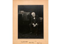 Томас Эдисон, сидящий рядом с фонографом, 1921 г. Источник: Библиотека Конгресса, США, Вашингтон