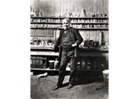 Томас Эдисон позирует рядом со своим ранним фонографом. Источник: Национальный исторический парк имени Томаса Эдисона, Нью-Джерси, США