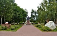 Памятник Екатерине II по центру, справа — памятный камень о закладке парка, а слева — старый пьедестал памятника, установленного в Екатериненштадте, который был найден в подвале лютеранской церкви в 1990-х гг. Источник: «Туристер» (tourister.ru)