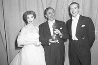 Рэй Милланд, Уолт Дисней и Джейн Вайман. Дисней победил в номинации «Лучший короткометражный фильм (живое действие)» за фильм «Водяные птицы», 1953