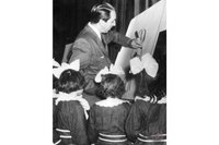 Уолт Дисней рисует Гуфи для группы девочек во время своего визита в Аргентину, 1941