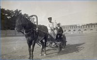 В кремле. В коляске — Бронислав Михайлович Грохольский. Астрахань, 1898. Источник: Александр Живаго, ГМИИ им. А.С. Пушкина, История России в фотографиях (russiainphoto.ru)