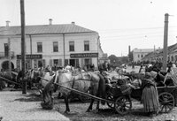 “Ярмарка. Торговые ряды”, 1908, Псков / источник: Институт истории материальной культуры Российской академии наук (ИИМК РАН), История России с фотографиях (russiainphoto.ru)