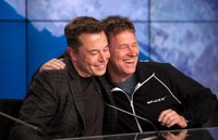 Во время пресс-конференции после успешного запуска SpaceX CRS-8. Илон Маск (главный исполнительный директор и ведущий конструктор SpaceX) и Ханс Кенигсманн (вице-президент SpaceX по обеспечению полётов), 2016