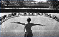 На зарядке, 1936 / источник: Владислав Микоша, МАММ / МДФ, История России в фотографиях (russiainphoto.ru)