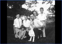 Слева направо: Мюррей, брат Рой, папа Джесс (отец доктора Боуэна) держит сестру Фрэнсис, Бух (мать доктора Боуэна, Мэгги Мэй Лафф Боуэн), брат Джесс-младший с сестрой Маргарет впереди, 1920-е / источник: The Murray Bowen Archives Project (murraybowenarchives.org)