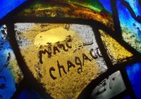 Подпись “Марк Шагал” на одном из витражных окон Марка Шагала в Церкви всех Святых в Тудли, Кент, Англия