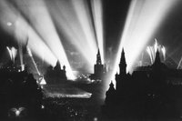 Празднование Победы на Красной площади в Москве. Праздничный салют начался 9 мая 1945 г. в 22:00. Последовало 30 залпов из тысячи орудий в небо, освещенное прожекторами. Источник: Rosphoto (rosphoto.com)