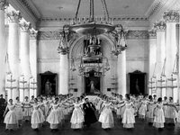 Воспитанницы Смольного института благородных девиц на уроке танцев. Санкт-Петербург, 1909 г. Фотография: ателье Карла Буллы