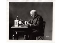 Томас Эдисон с фонарем безопасности горняков с питанием от аккумуляторной батареи Эдисона, 1923 г. Источник: Национальный исторический парк имени Томаса Эдисона, Нью-Джерси, США
