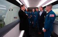 Илон Маск, директор НАСА Джим Брайденстайн c командой коммерческих астронавтов Виктором Гловером, Дагом Хёрли, Бобом Бенкеном и Майклом Хопкинсом в туннеле к Crew Dragon перед запуском миссии «Демо-1», 1 марта 2019