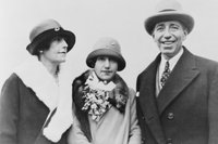 Пьер-Камилл Картье, сын Альфреда Картье и внук Луи-Франсуа Картье, его жена и дочь, 1926