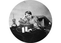 Томас Эдисон слушает фонограф с восковым цилиндром в лаборатории Эдисона в Оранже, штат Нью-Джерси, 1888 г. Источник: Музей инноваций и науки, Скенектади, Нью-Йорк