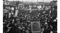 Общегородской митинг трудящихся перед выборами на привокзальной площади города. Владивосток, 1938 г. Источник: Pastvu (pastvu.com)
