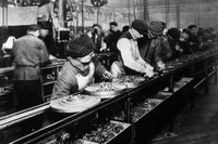«Рабочие на первой движущейся сборочной линии собирали магнето и маховики для автомобилей Ford 1913 года», Хайленд-Парк, штат Мичиган, США, 1913