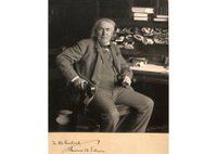 Томас Эдисон в своей библиотеке Вест-Оринджа. Подпись внизу: «Мистеру Руланду. Томас А. Эдисон». 1909 г. Источник: Национальный исторический парк имени Томаса Эдисона, Нью-Джерси, США