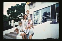 Илон, Тоска и Кимбал с матерью Мэй Маск, Претория, ЮАР, 1976 / источник: OBSERVER (observer.com)