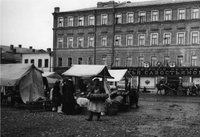 “Рыночная торговля”, 1910-1916, Москва / источник: МАММ / МДФ, История России с фотографиях (russiainphoto.ru)