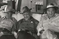 Джон Бугас (слева), Макс Фишер (в центре) и Генри Форд II (справа) на ранчо Бугаса в штате Вайоминг, США, до 1982