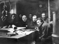 Члены экспедиции за столом в кают-компании шхуны «Святой мученик Фока», 1913 г. Источник: Центральный военно-морской музей
