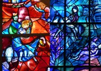 Фрагмент витража Марка Шагала в Кафедральном соборе Святой Троицы в Чичестере, Западный Суссекс, Англия (слева) и фрагмент витража в Реймсском соборе, Реймс, Франция (справа) 