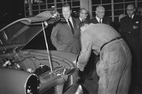 Генри Форд II на фабрике Ford в Амстердаме, 1954