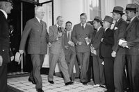Генри Форд покидает Белый дом после конференции с президентом Рузвельтом вместе с майором Генри М. Каннингемом, менеджером филиала Ford Motor Co. в Александрии, Вашингтон, США, 1938