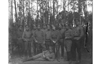 Группа офицеров на опушке леса, 1900-е / источник: МАММ/ МДФ, История России в фотографиях (russiainphoto.ru)