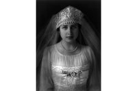 Элеонора Клей Форд, жена Эдселя Брайанта Форда, в свадебном платье, 1916