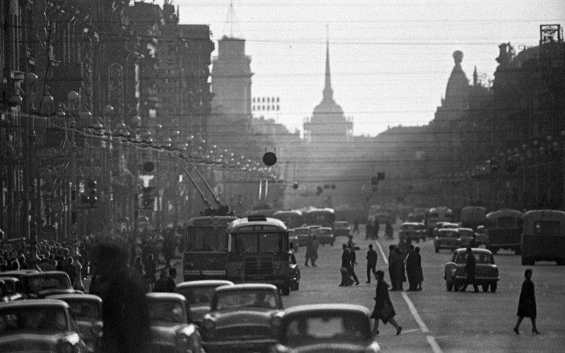 Невский проспект, 1960-е, Ленинград / источник: Всеволод Тарасевич, МАММ / МДФ, История России в фотографиях (russiainphoto.ru)