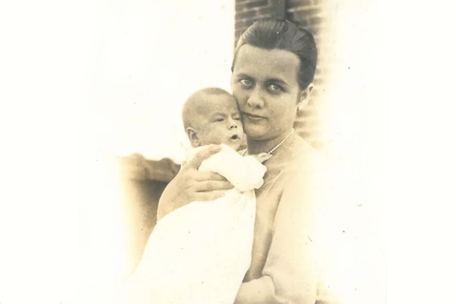 Элли Джонс и новорожденная Элен Патриция. Источник: mayakovsky.museum-online.moscow