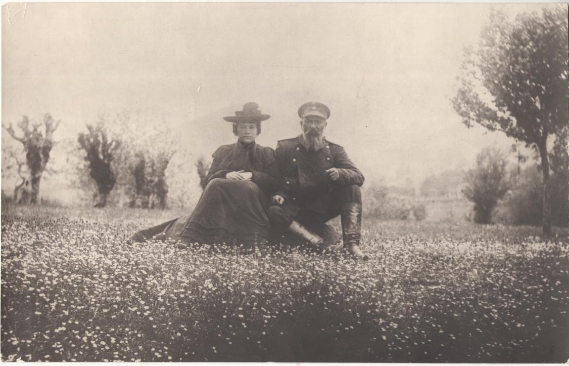 Владимир Константинович Маяковский и Людмила Владимировна Маяковская в саду объездчика С. Сванидзе. Источник: mayakovsky.museum-online.moscow