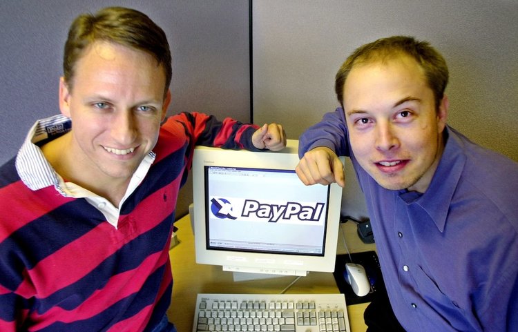 Питер Тиль и Илон Маск позируют с логотипом PayPal в штаб-квартире компании, Пало-Альто, Калифорния, США, 2000 / источник: The Washington Post (washingtonpost.com)