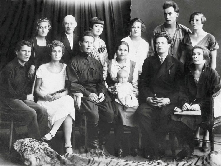 Семейный портрет, 1930, Краснодар / источник: архив Михаила Хорошкина, История России в фотографиях (russiainphoto.ru)