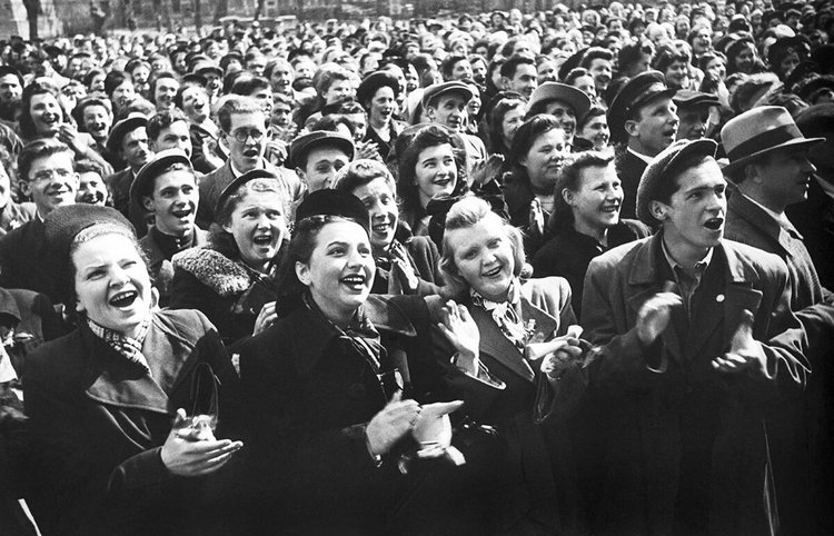 Советские люди после объявления о победе. Источник: yandex.ru