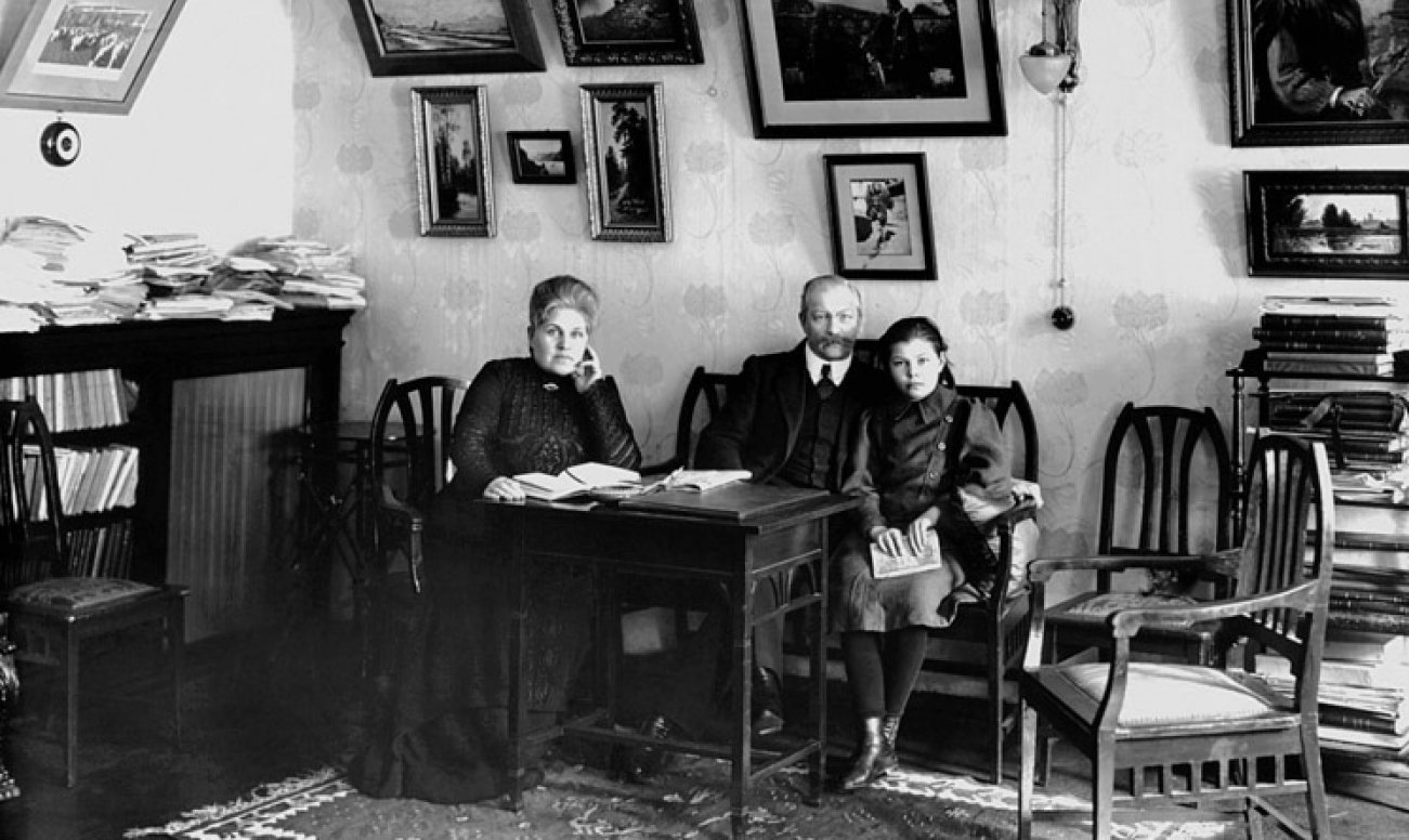 Павел Милюков с женой и дочерью в гостиной своей квартиры, Санкт-Петербург, 1911-1915 / источник: Фотоателье Карла Буллы, ЦГАКФФД СПб