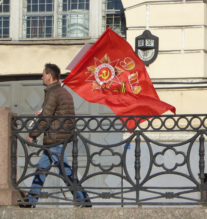 Мужчина, идущий на «Бессмертный полк». Санкт-Петербург, 9 мая 2018 г.