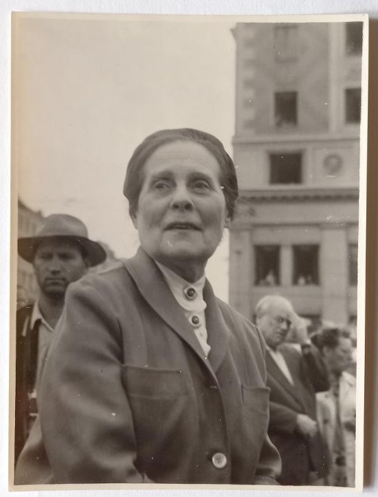 Брик Л.Ю. на открытии памятника Маяковскому в Москве. Источник: mayakovsky.museum-online.moscow