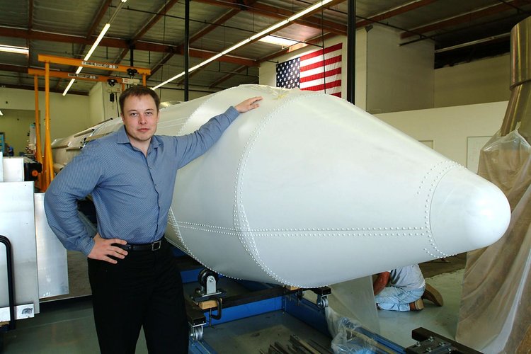 Маск с ранней версией ракеты Falcon One. Проект провалился при первых трёх попытках запуска, но преуспел в 2008 году, расчистив пусть для роста SpaceX / источник: Forbes (forbes.com), Пол Харрис
