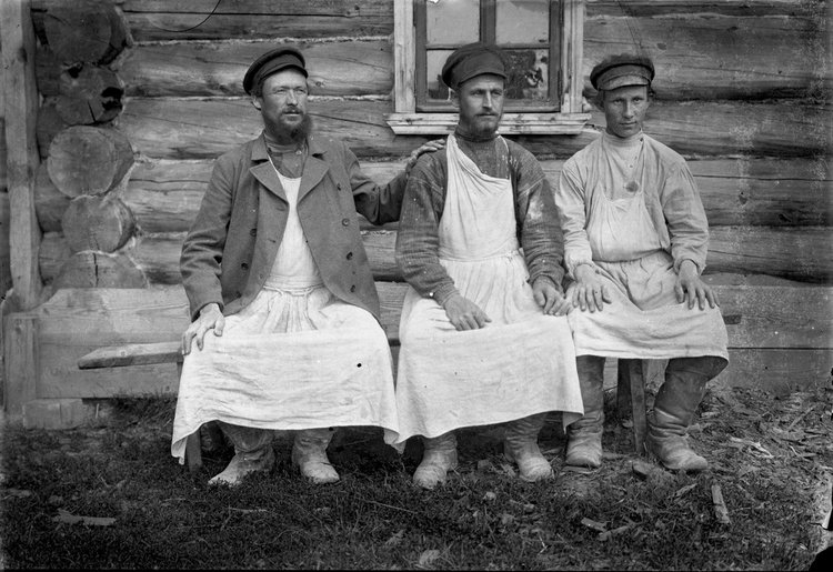 Три мужчины на скамейке, 1890-1909 / источник: ГМИИ им. А.С. Пушкина,  История России в фотографиях (russiainphoto.ru)