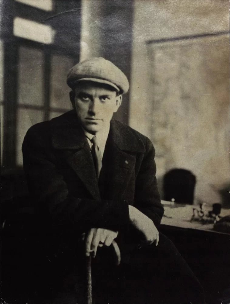 Фоторепродукция. Маяковский В.В. в редакции газеты "Известия". Источник: mayakovsky.museum-online.moscow