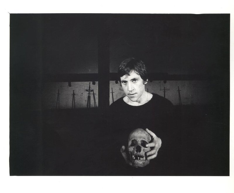 В.С. Высоцкий в роли Гамлета в спектакле "Гамлет". Источник: Санкт-Петербургский государственный музей театрального и музыкального искусства.